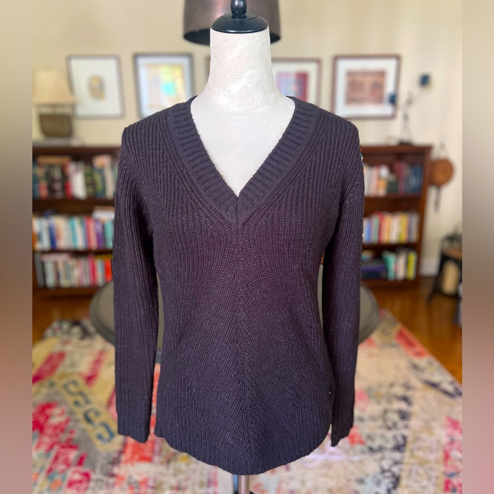 EUC G-Star black v-neck sweater. Size SM.